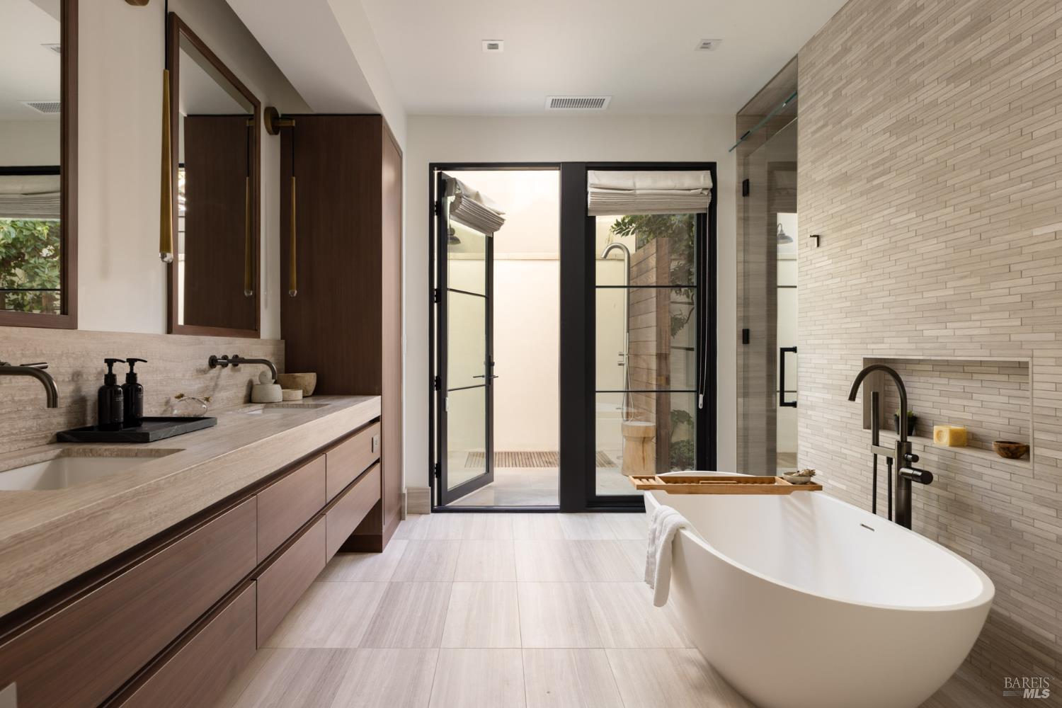 Detail Gallery Image 18 of 36 For 306 Vine Row Ct, Napa,  CA 94559 - 6 Beds | 7/1 Baths