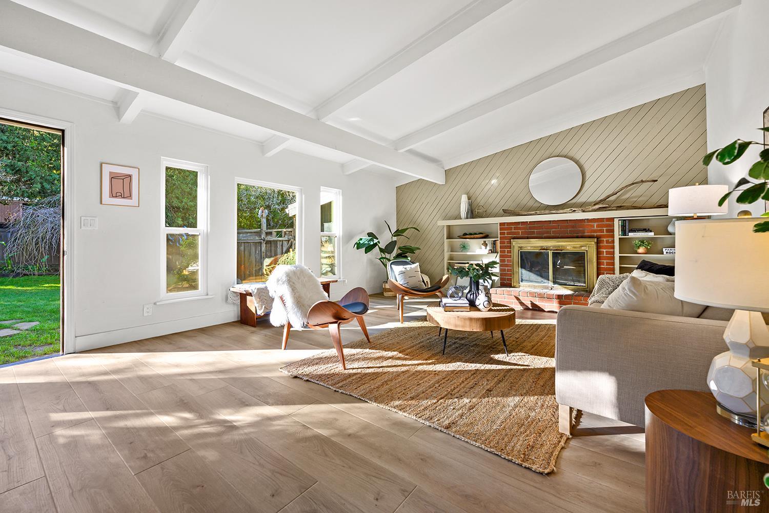 Detail Gallery Image 7 of 69 For 1417 Deer Ln, Sebastopol,  CA 95472 - 4 Beds | 2/1 Baths