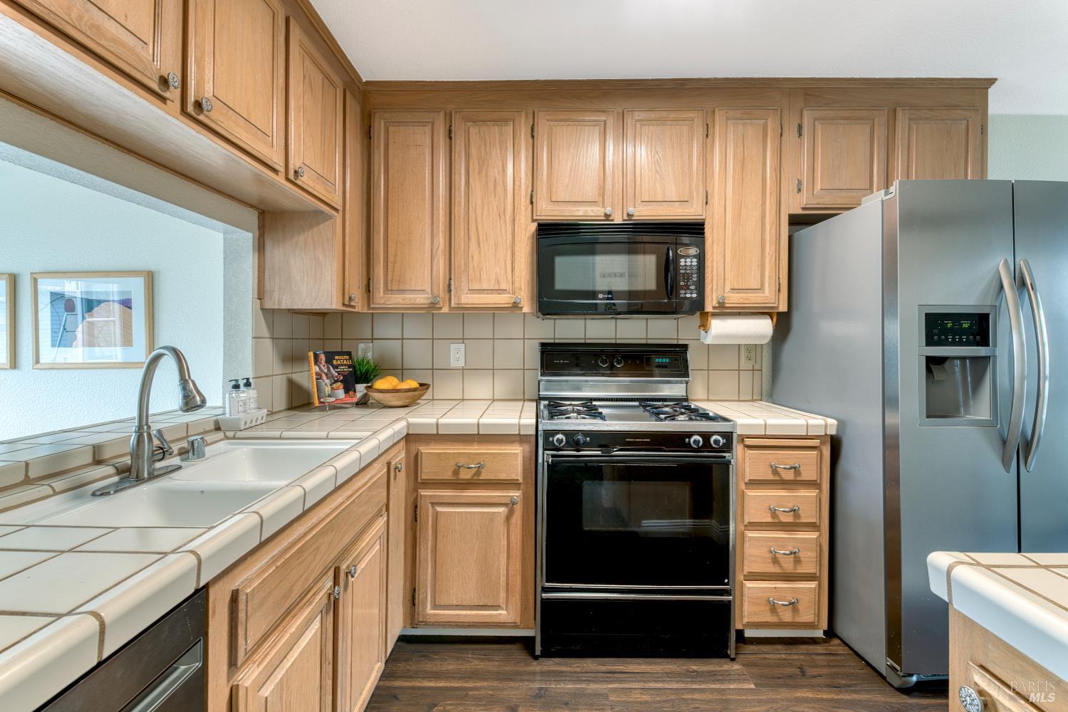 Detail Gallery Image 4 of 11 For 269 Hidden Creek Ct, Martinez,  CA 94553 - 2 Beds | 2/1 Baths