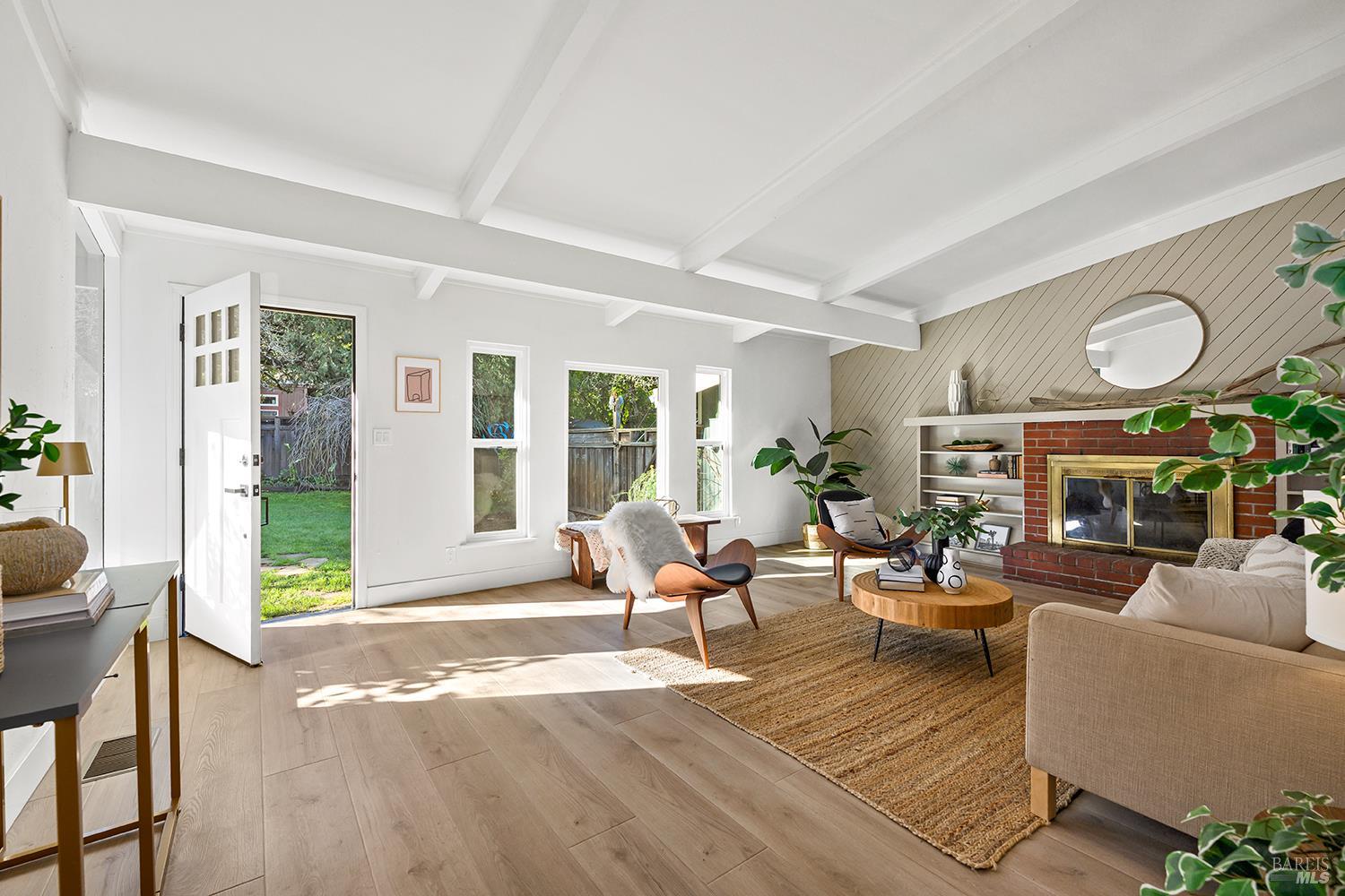 Detail Gallery Image 6 of 69 For 1417 Deer Ln, Sebastopol,  CA 95472 - 4 Beds | 2/1 Baths