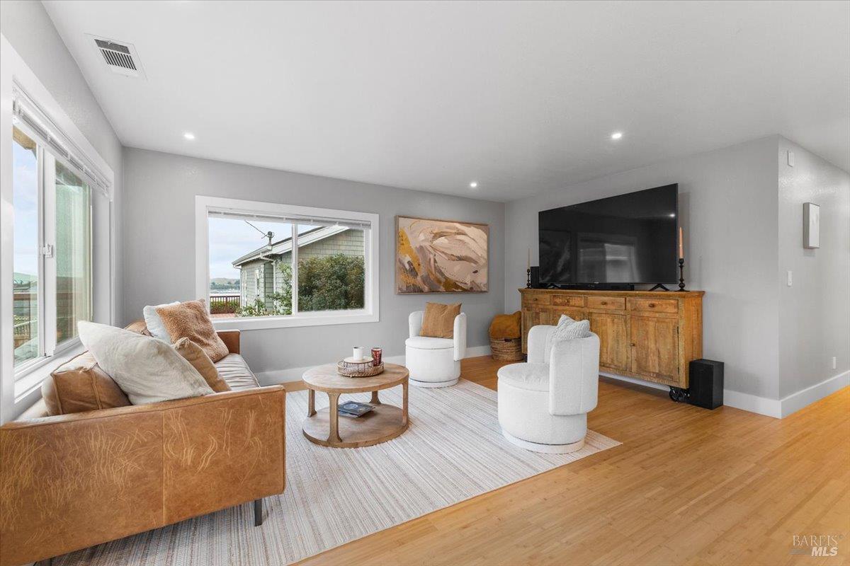 Detail Gallery Image 12 of 39 For 1235 Bay View St, Bodega Bay,  CA 94923 - 3 Beds | 2 Baths