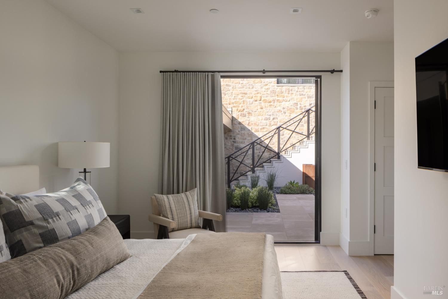 Detail Gallery Image 25 of 36 For 306 Vine Row Ct, Napa,  CA 94559 - 6 Beds | 7/1 Baths