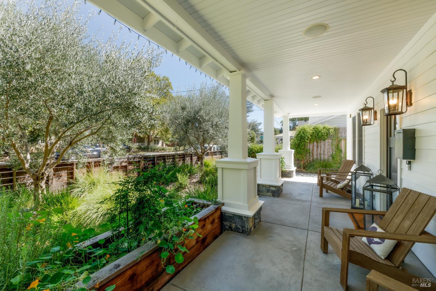 Detail Gallery Image 6 of 36 For 319 1st St, Healdsburg,  CA 95448 - 4 Beds | 4/1 Baths