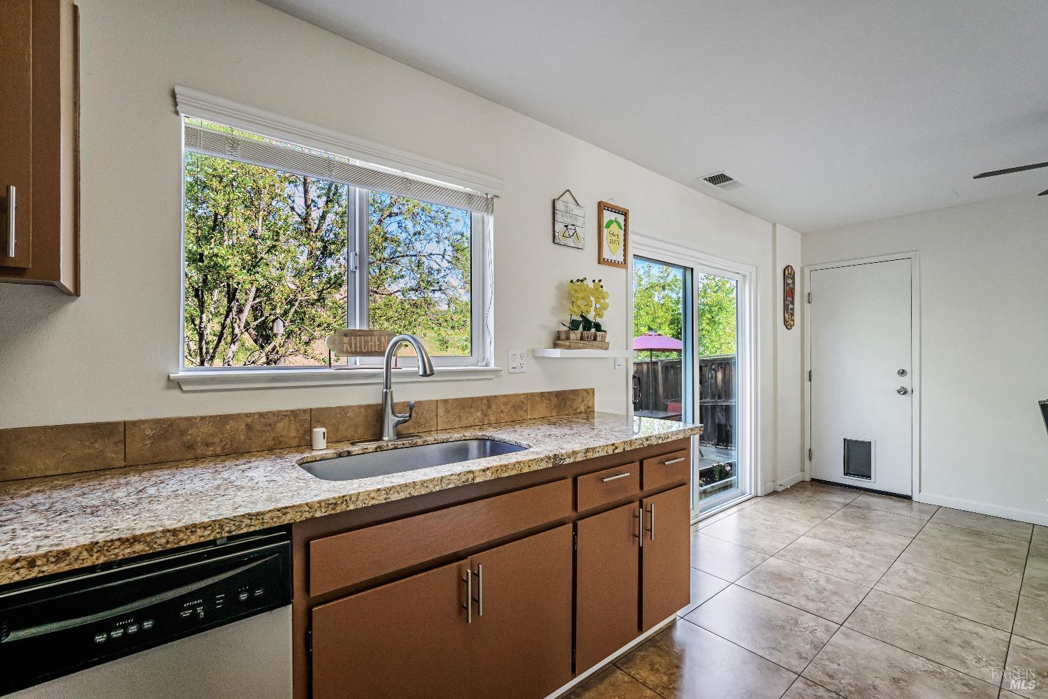 Detail Gallery Image 10 of 30 For 147 Quarry Rdgs, Healdsburg,  CA 95448 - 3 Beds | 1/1 Baths