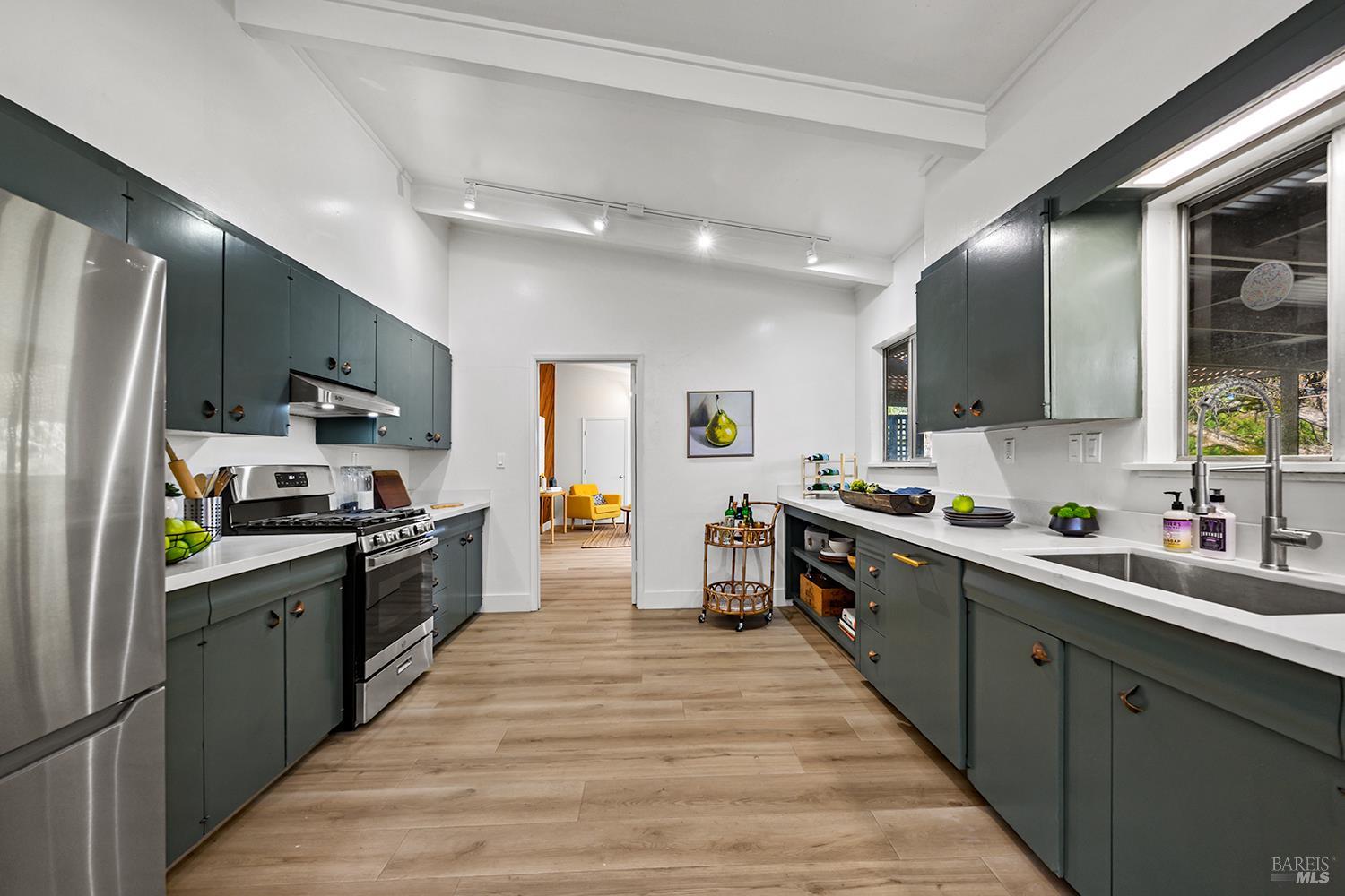 Detail Gallery Image 16 of 69 For 1417 Deer Ln, Sebastopol,  CA 95472 - 4 Beds | 2/1 Baths