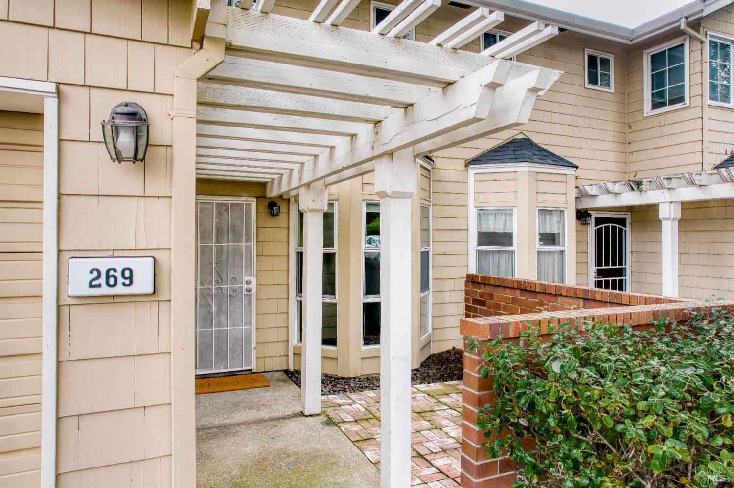 Detail Gallery Image 2 of 11 For 269 Hidden Creek Ct, Martinez,  CA 94553 - 2 Beds | 2/1 Baths