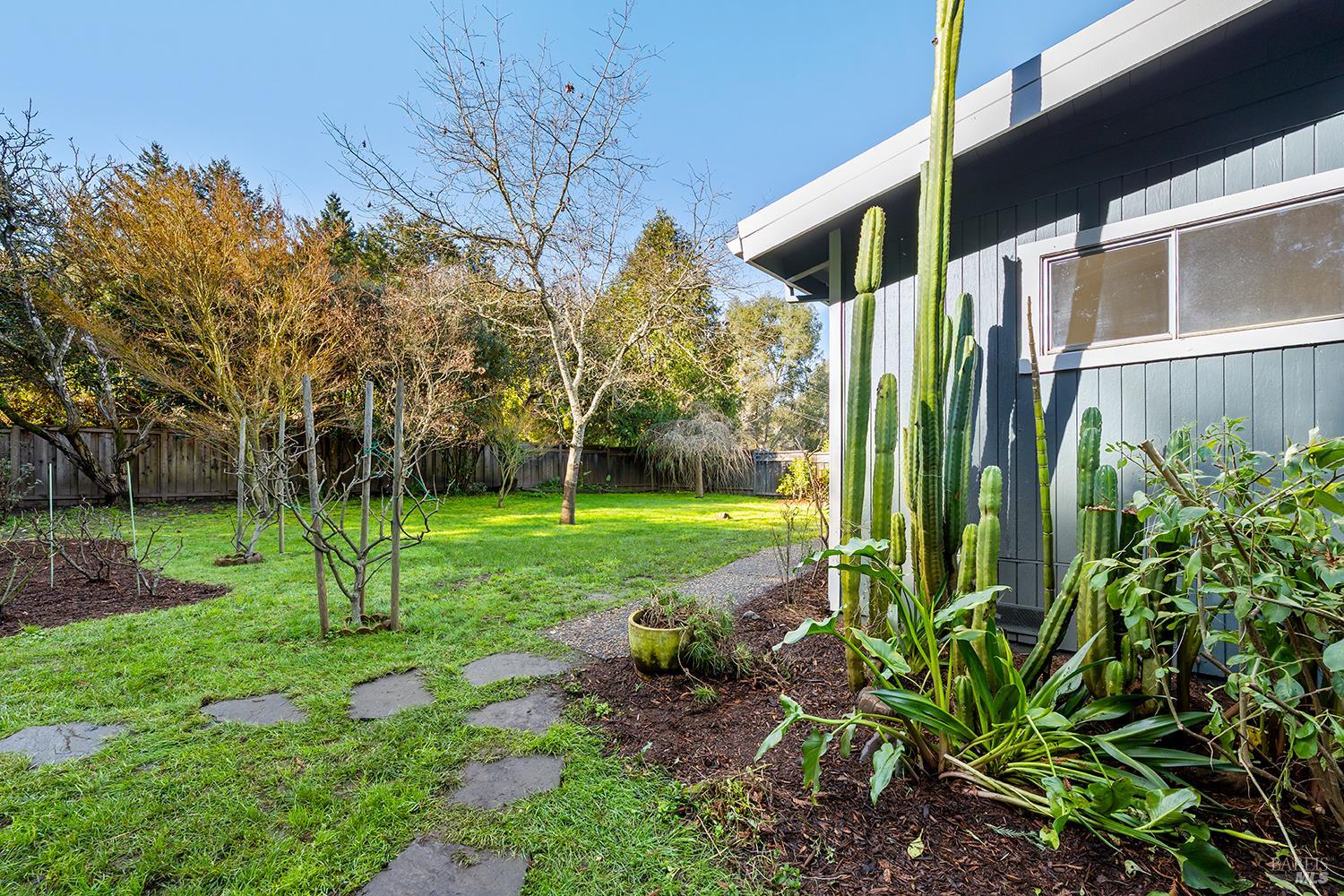 Detail Gallery Image 38 of 69 For 1417 Deer Ln, Sebastopol,  CA 95472 - 4 Beds | 2/1 Baths