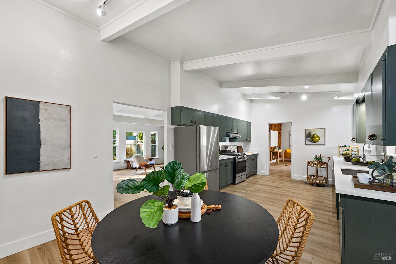 Detail Gallery Image 12 of 69 For 1417 Deer Ln, Sebastopol,  CA 95472 - 4 Beds | 2/1 Baths