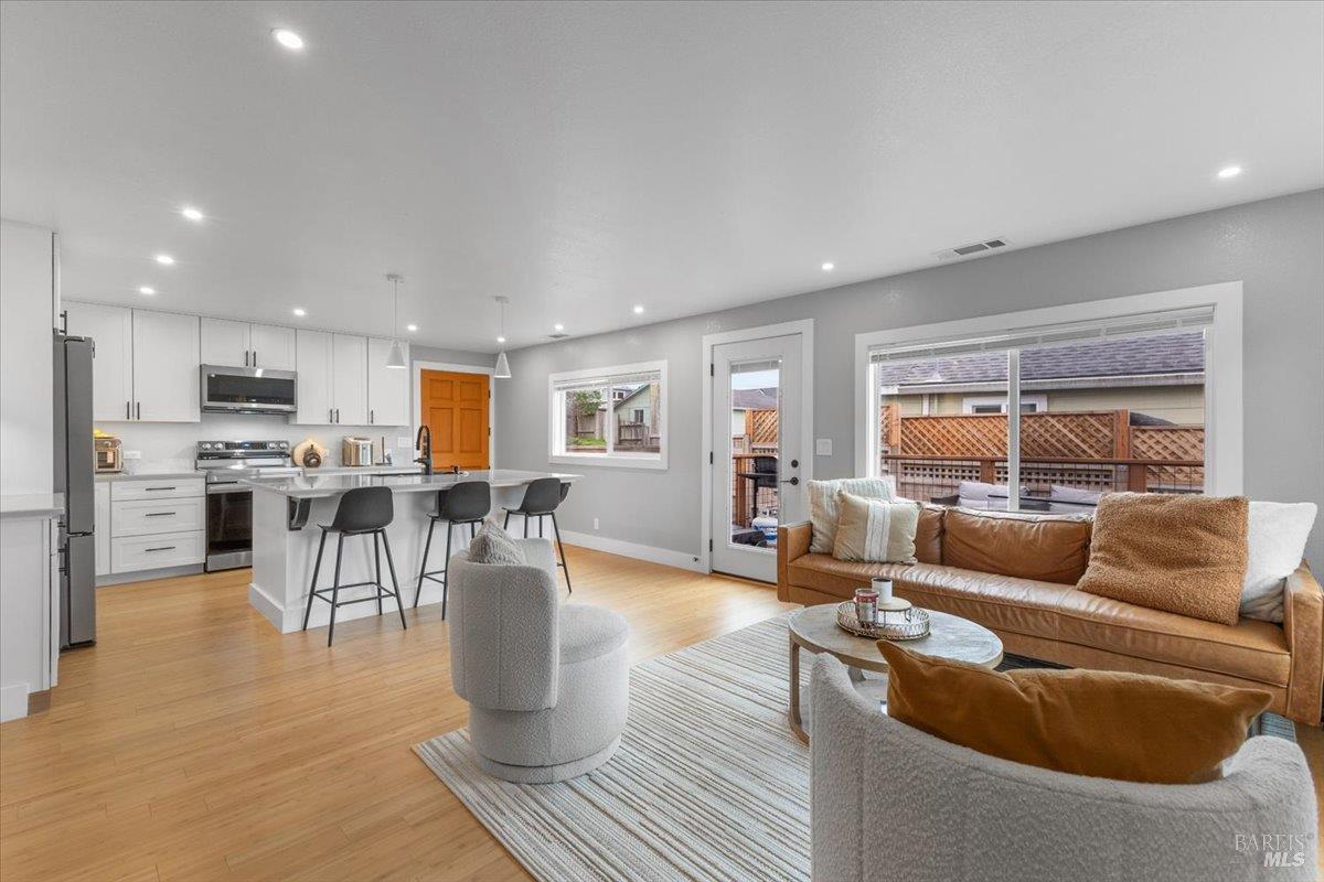 Detail Gallery Image 11 of 39 For 1235 Bay View St, Bodega Bay,  CA 94923 - 3 Beds | 2 Baths