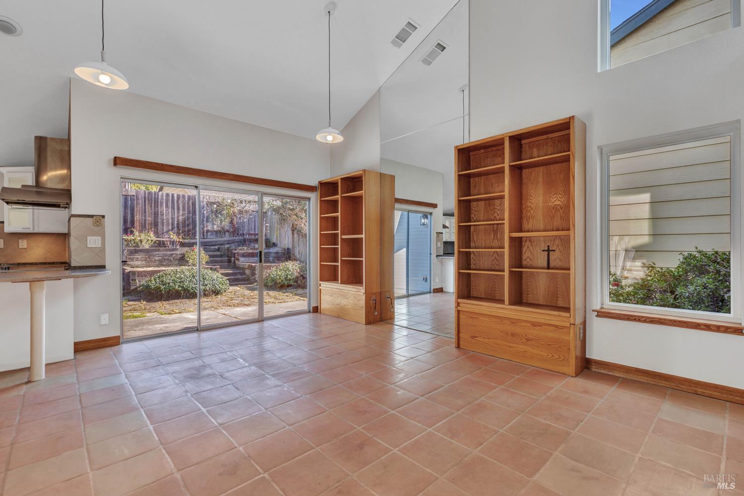 Detail Gallery Image 4 of 14 For 103 Stageline Ct, Vallejo,  CA 94591 - 2 Beds | 2 Baths