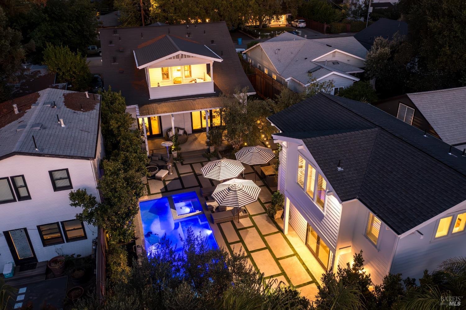 Detail Gallery Image 9 of 36 For 319 1st St, Healdsburg,  CA 95448 - 4 Beds | 4/1 Baths