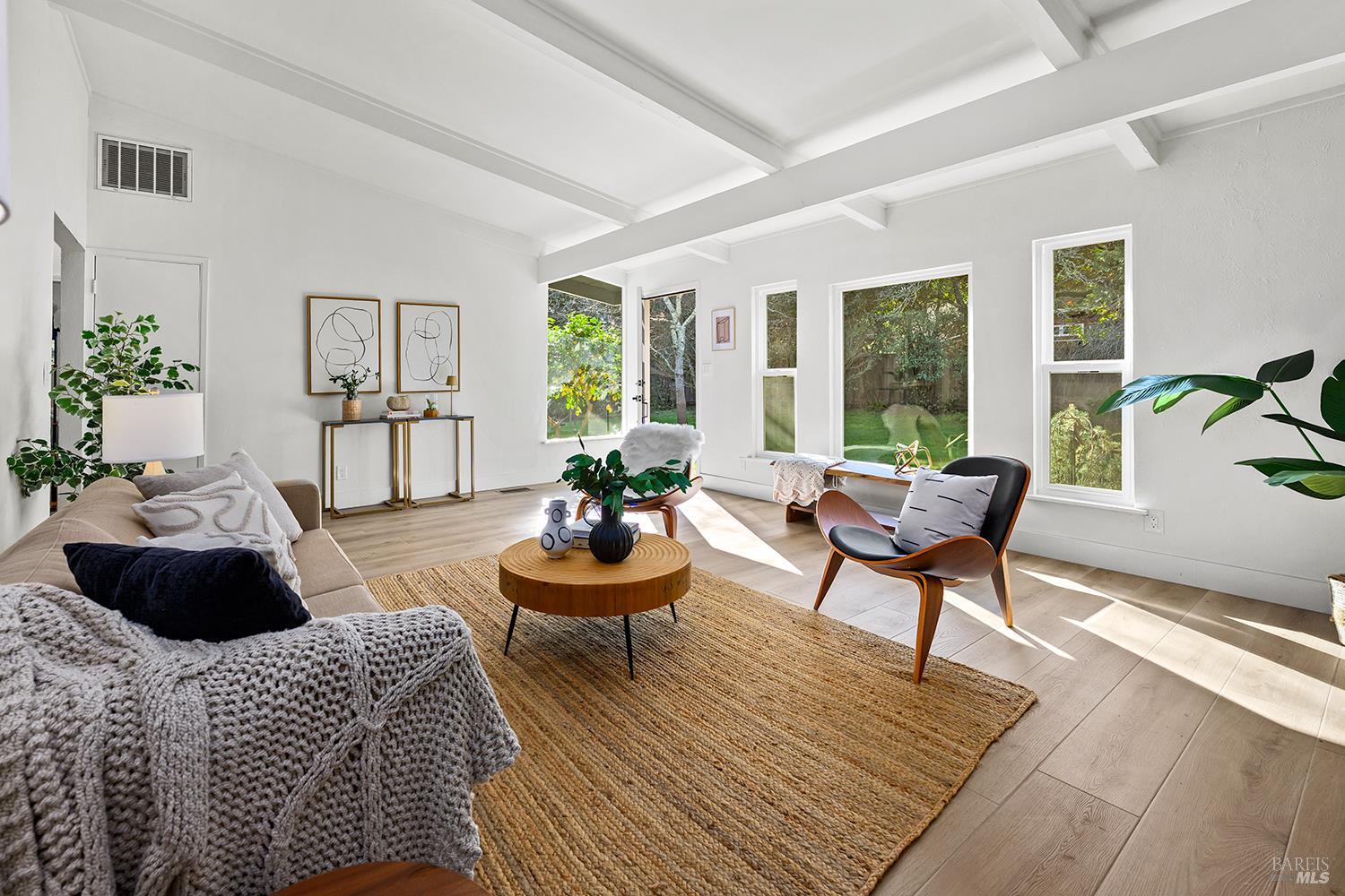 Detail Gallery Image 9 of 69 For 1417 Deer Ln, Sebastopol,  CA 95472 - 4 Beds | 2/1 Baths