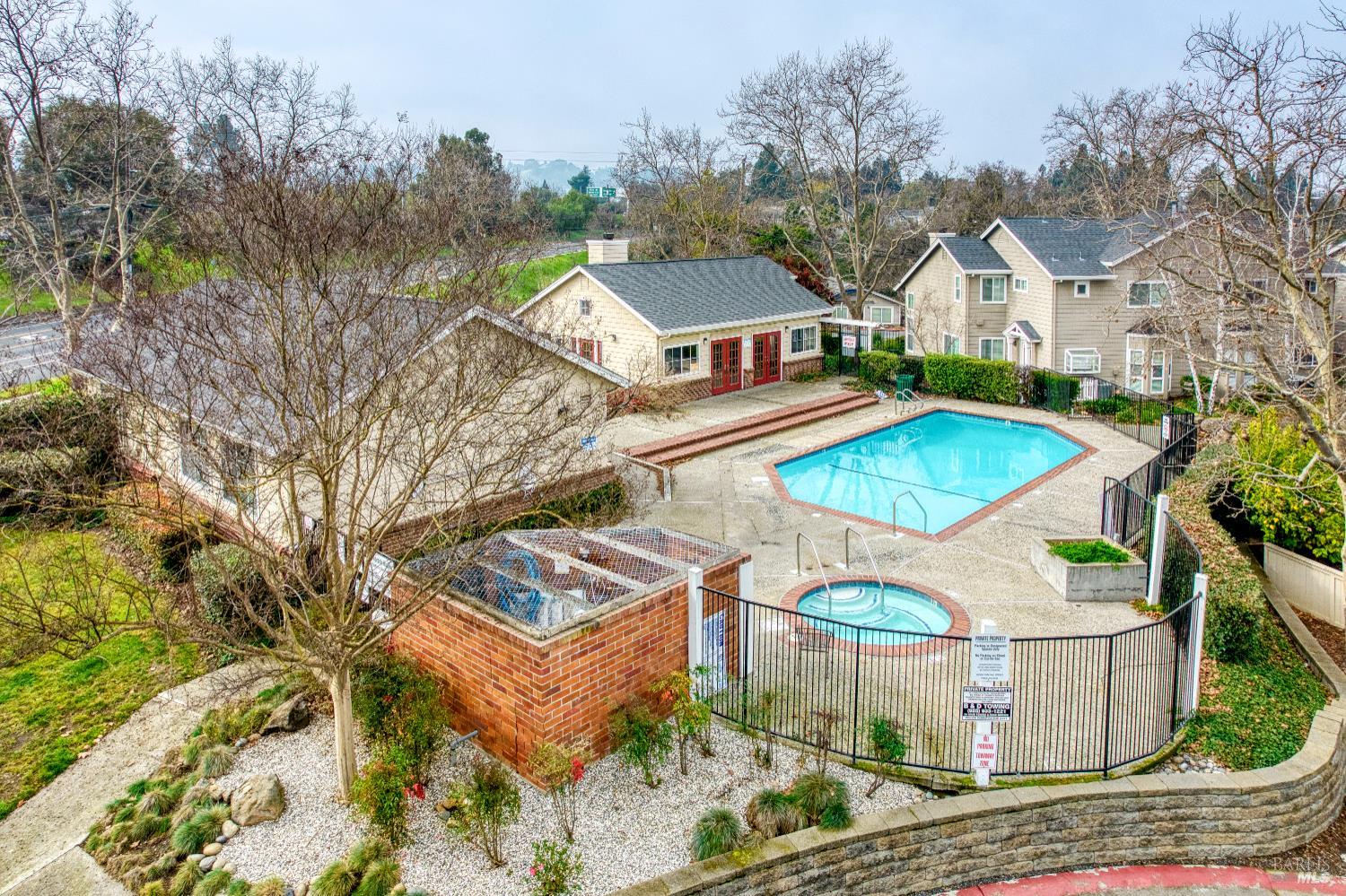 Detail Gallery Image 8 of 11 For 269 Hidden Creek Ct, Martinez,  CA 94553 - 2 Beds | 2/1 Baths