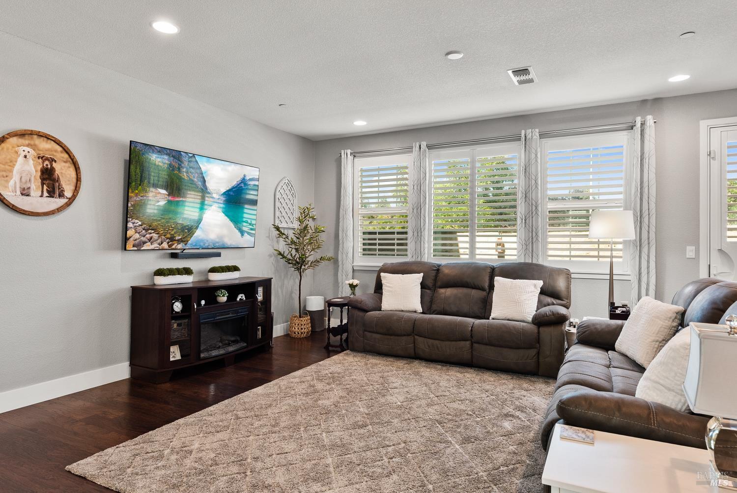 Detail Gallery Image 14 of 41 For 5453 Kaitlyn Pl, Rohnert Park,  CA 94928 - 4 Beds | 3 Baths