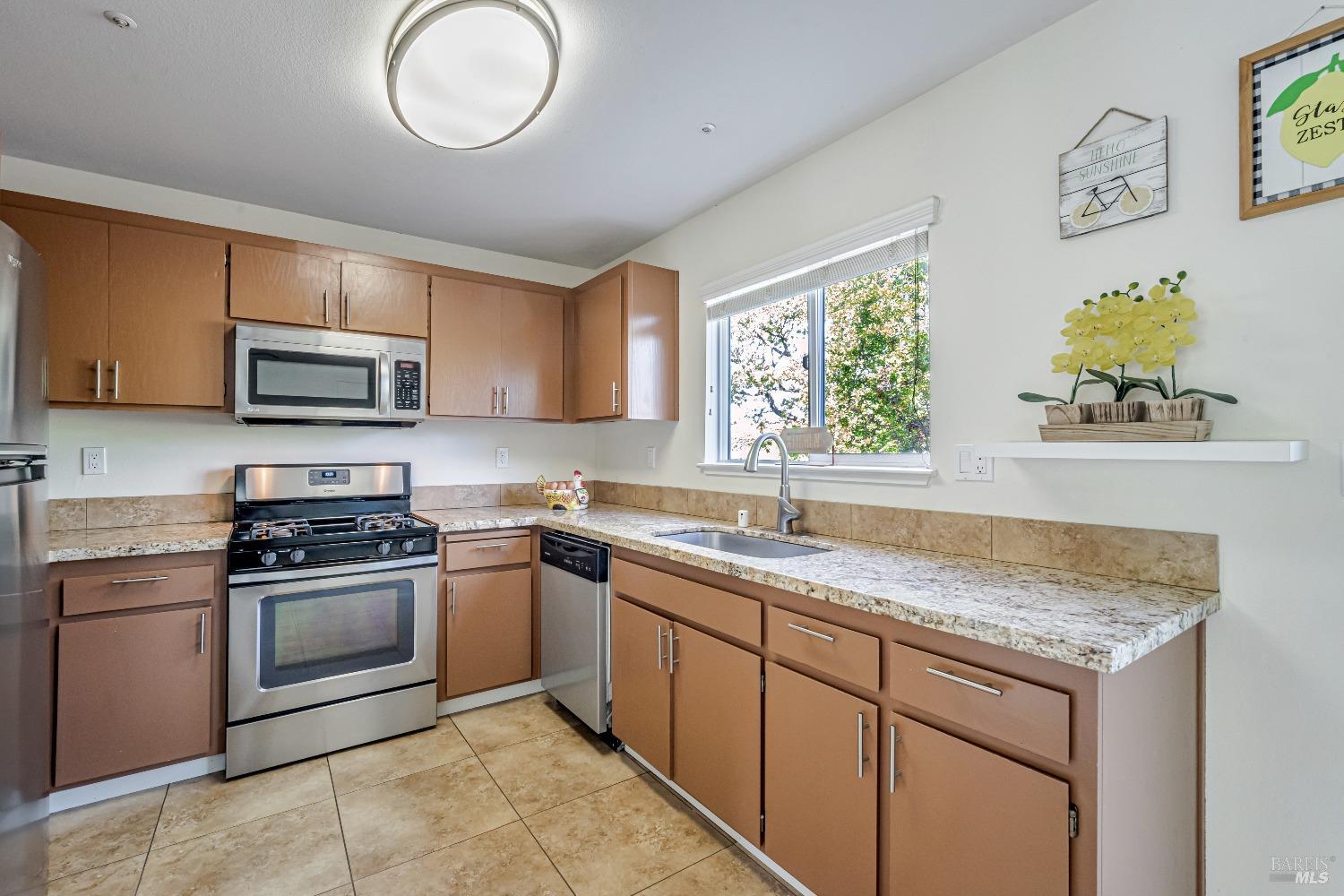 Detail Gallery Image 8 of 30 For 147 Quarry Rdgs, Healdsburg,  CA 95448 - 3 Beds | 1/1 Baths