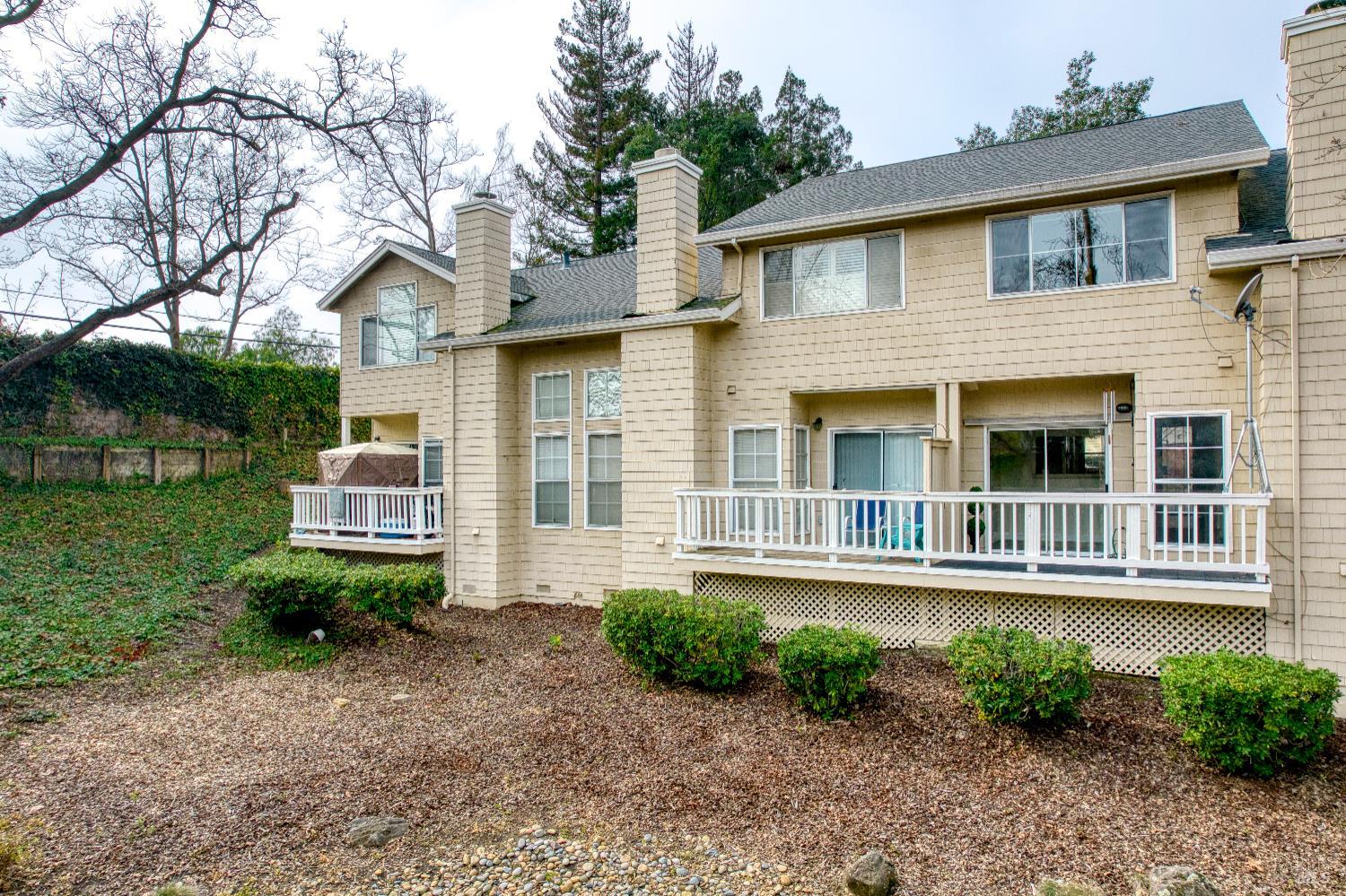 Detail Gallery Image 9 of 11 For 269 Hidden Creek Ct, Martinez,  CA 94553 - 2 Beds | 2/1 Baths