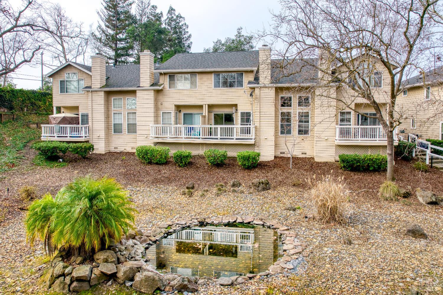 Detail Gallery Image 6 of 11 For 269 Hidden Creek Ct, Martinez,  CA 94553 - 2 Beds | 2/1 Baths