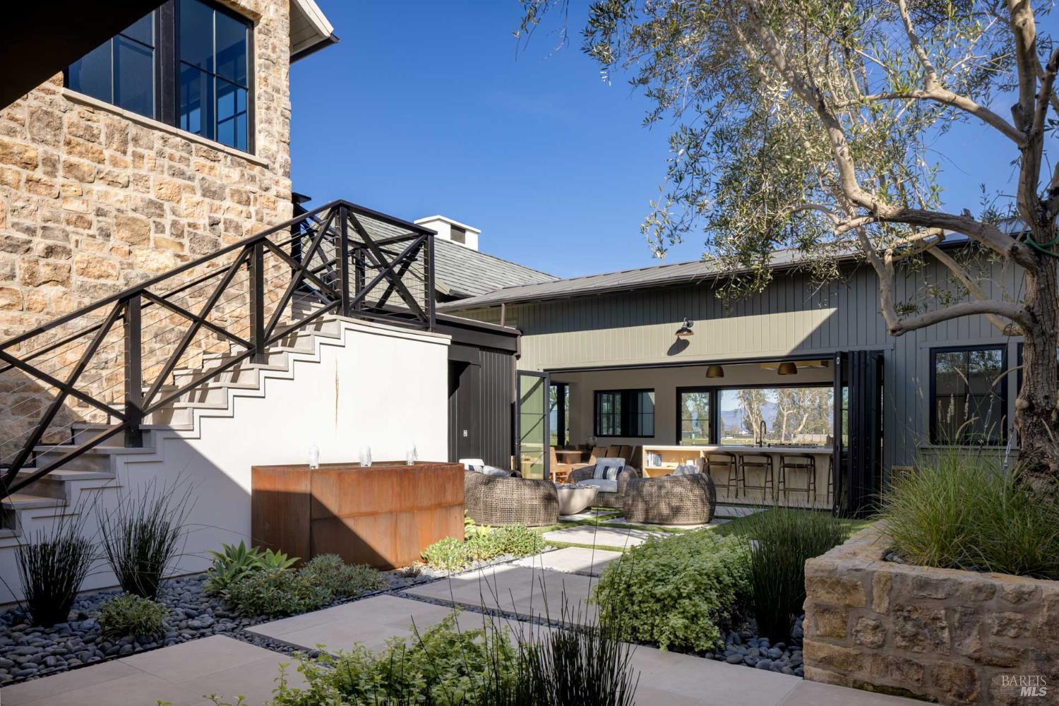 Detail Gallery Image 4 of 36 For 306 Vine Row Ct, Napa,  CA 94559 - 6 Beds | 7/1 Baths