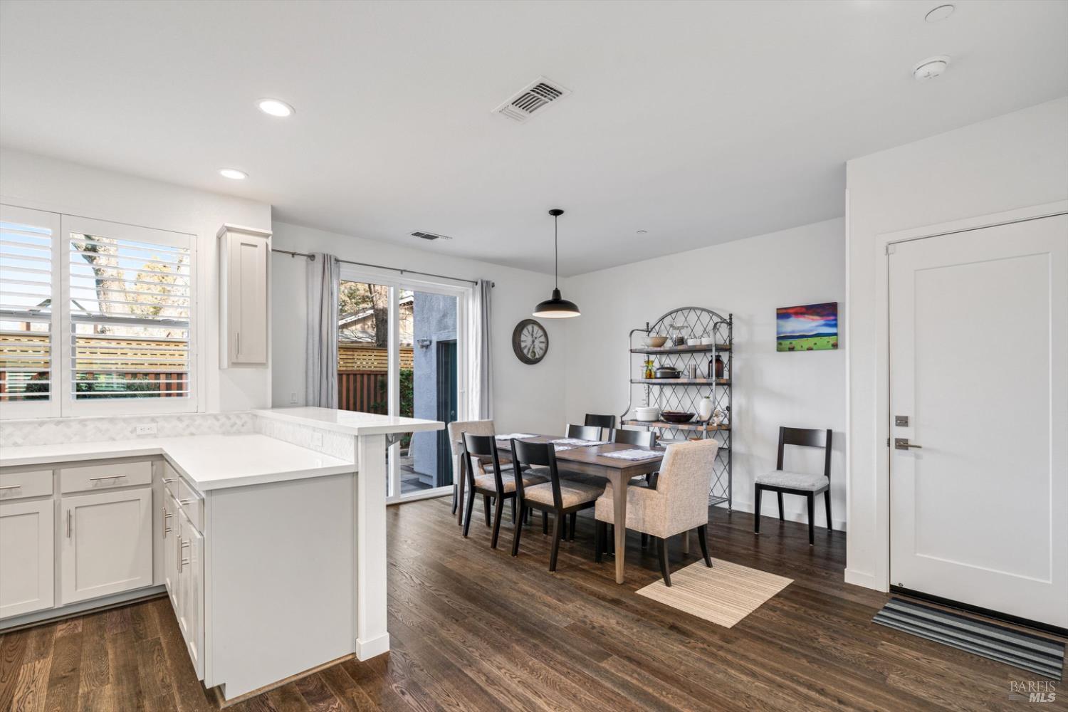 Detail Gallery Image 9 of 29 For 308 Sejong Ln, Santa Rosa,  CA 95403 - 3 Beds | 3 Baths