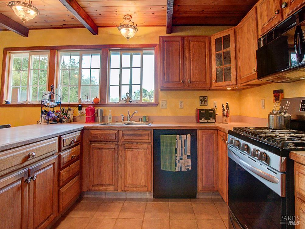 Detail Gallery Image 10 of 72 For 17750 Barbizon Ln, Fort Bragg,  CA 95437 - 3 Beds | 2 Baths