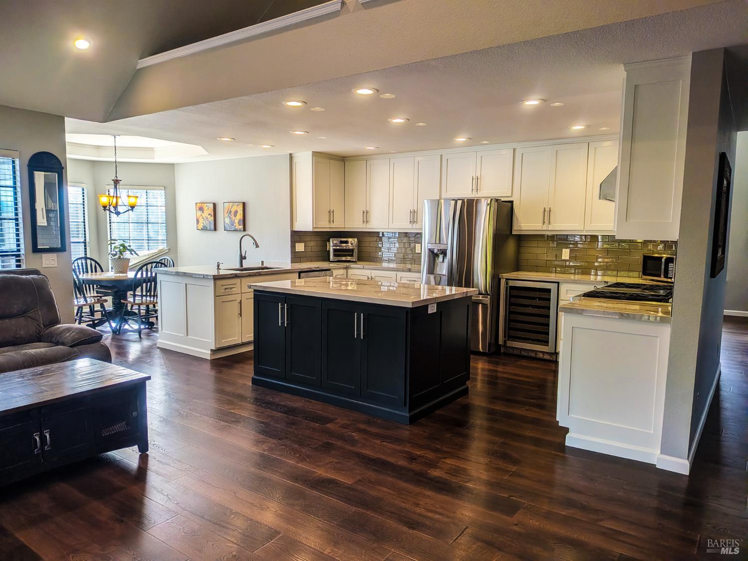 Detail Gallery Image 8 of 35 For 1104 Calistoga Rd, Santa Rosa,  CA 95409 - 3 Beds | 3 Baths