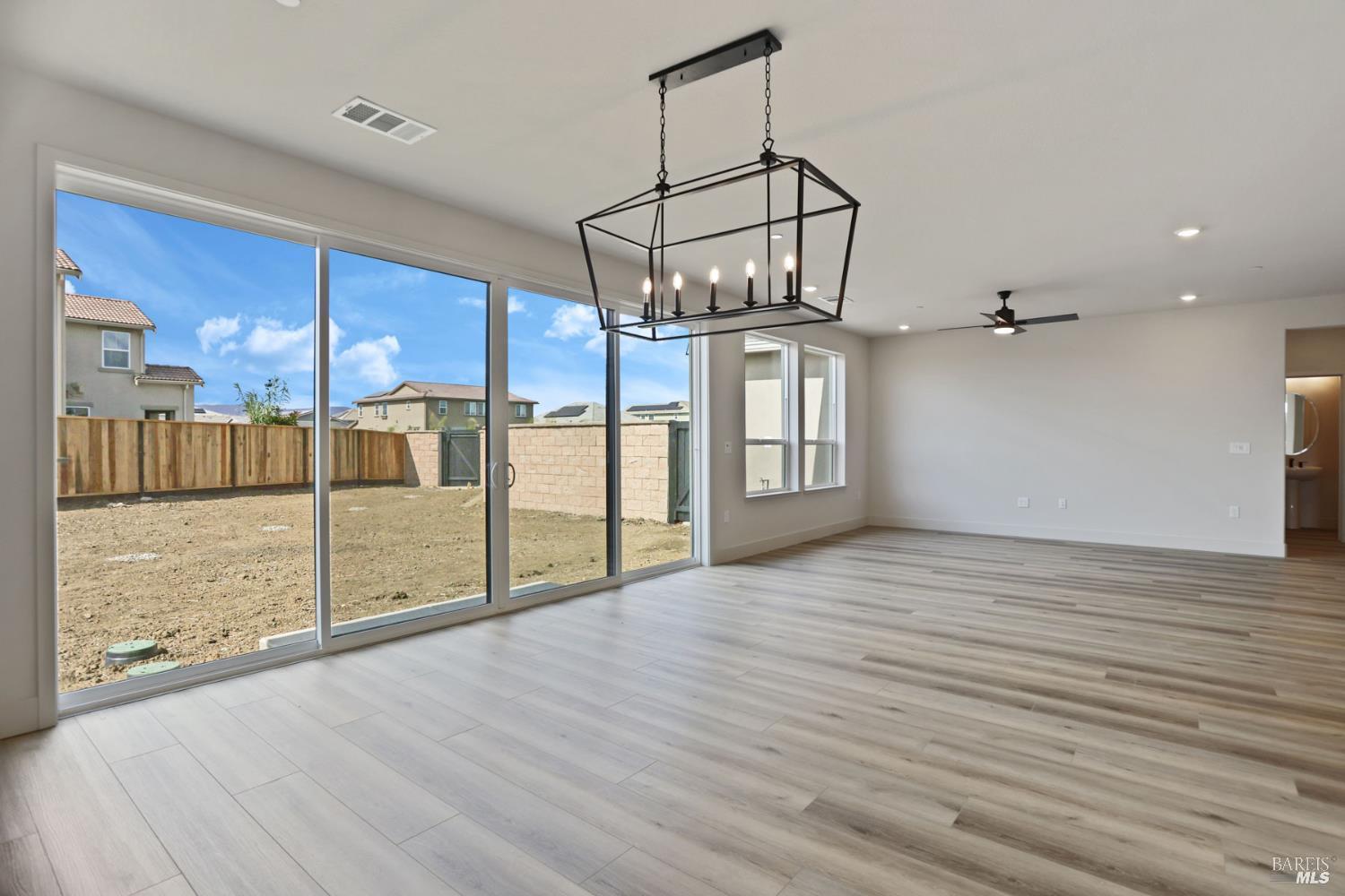 Detail Gallery Image 8 of 37 For 713 Billhook Dr, Vacaville,  CA 95687 - 4 Beds | 2/1 Baths