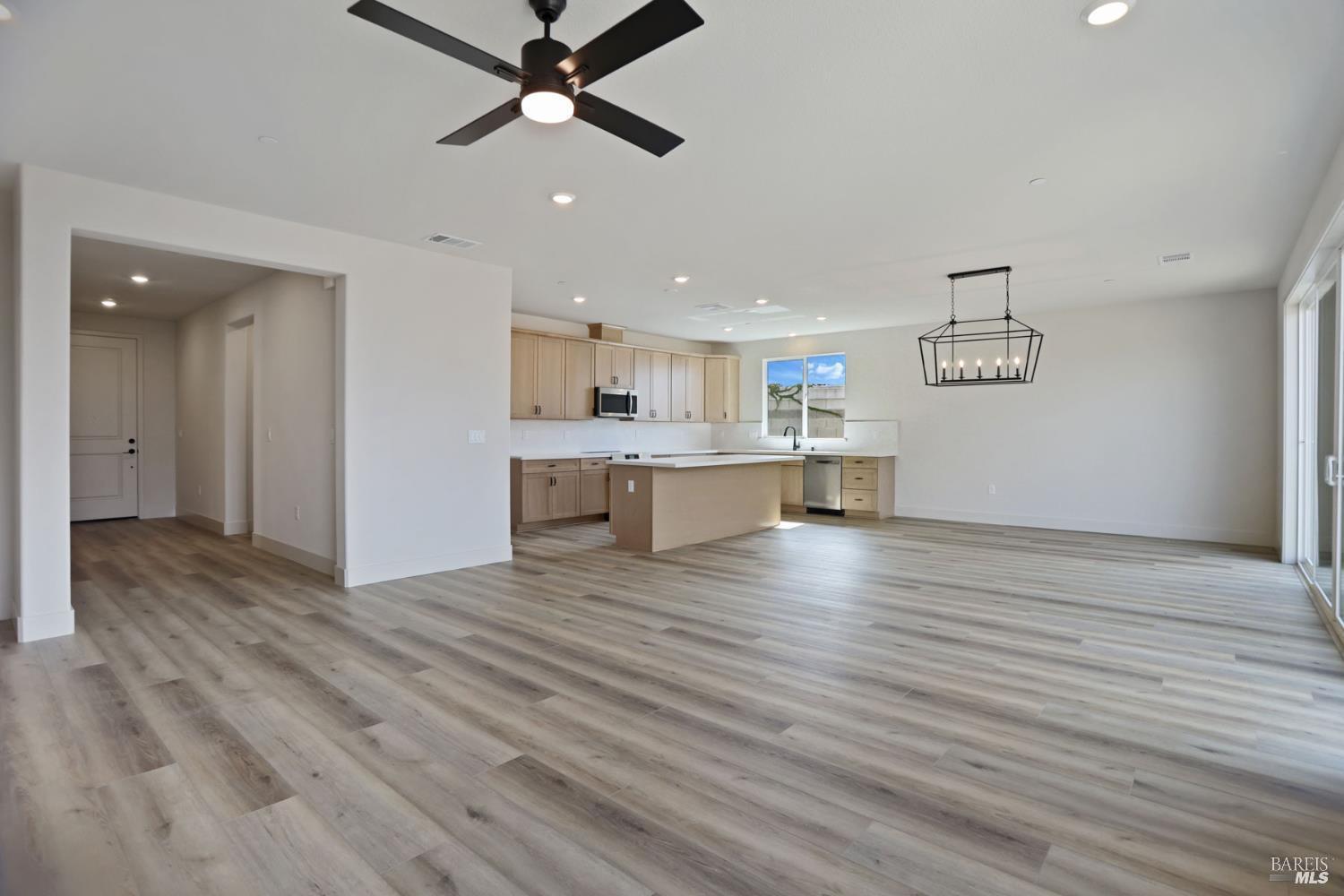 Detail Gallery Image 5 of 37 For 713 Billhook Dr, Vacaville,  CA 95687 - 4 Beds | 2/1 Baths