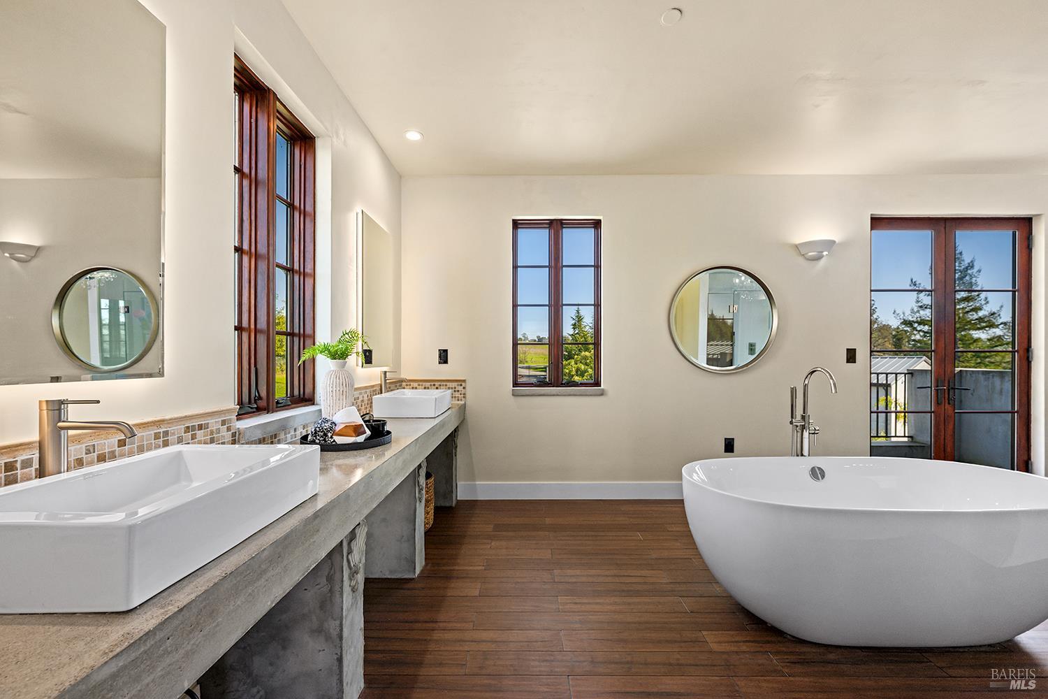 Detail Gallery Image 35 of 75 For 5300 Gravenstein Hwy, Sebastopol,  CA 95472 - 5 Beds | 6/1 Baths