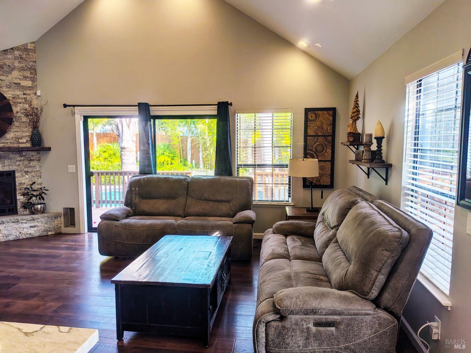 Detail Gallery Image 12 of 35 For 1104 Calistoga Rd, Santa Rosa,  CA 95409 - 3 Beds | 3 Baths