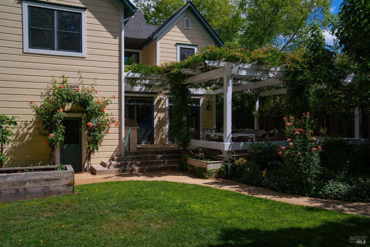 Detail Gallery Image 2 of 47 For 1330 Pine St, Saint Helena,  CA 94574 - 4 Beds | 3/1 Baths