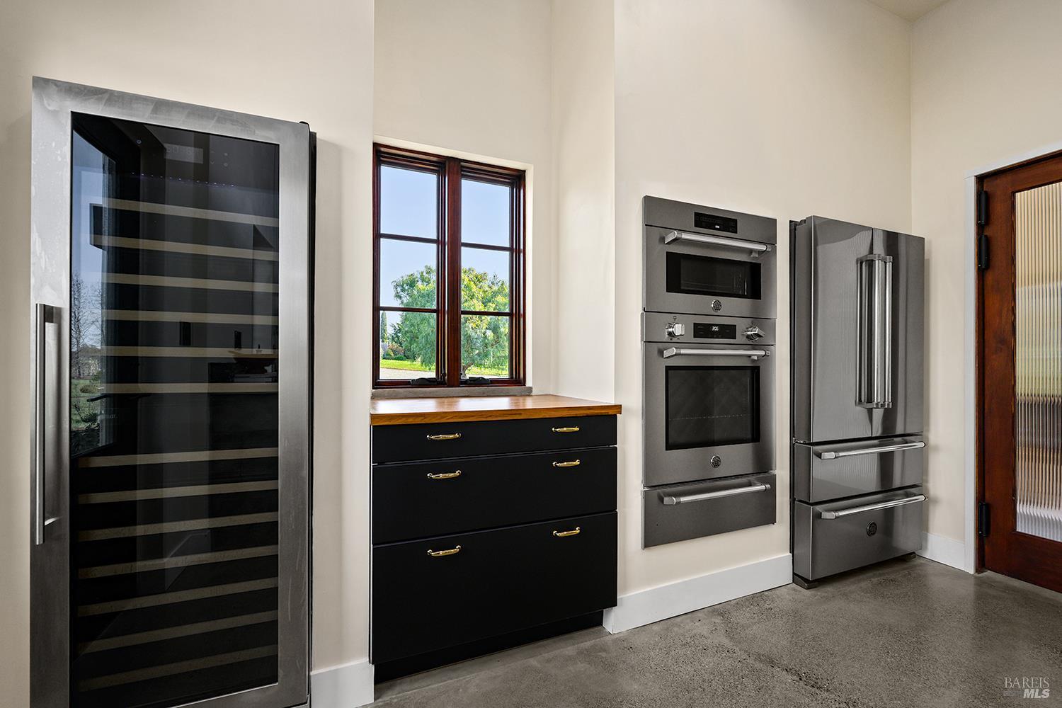 Detail Gallery Image 16 of 75 For 5300 Gravenstein Hwy, Sebastopol,  CA 95472 - 5 Beds | 6/1 Baths