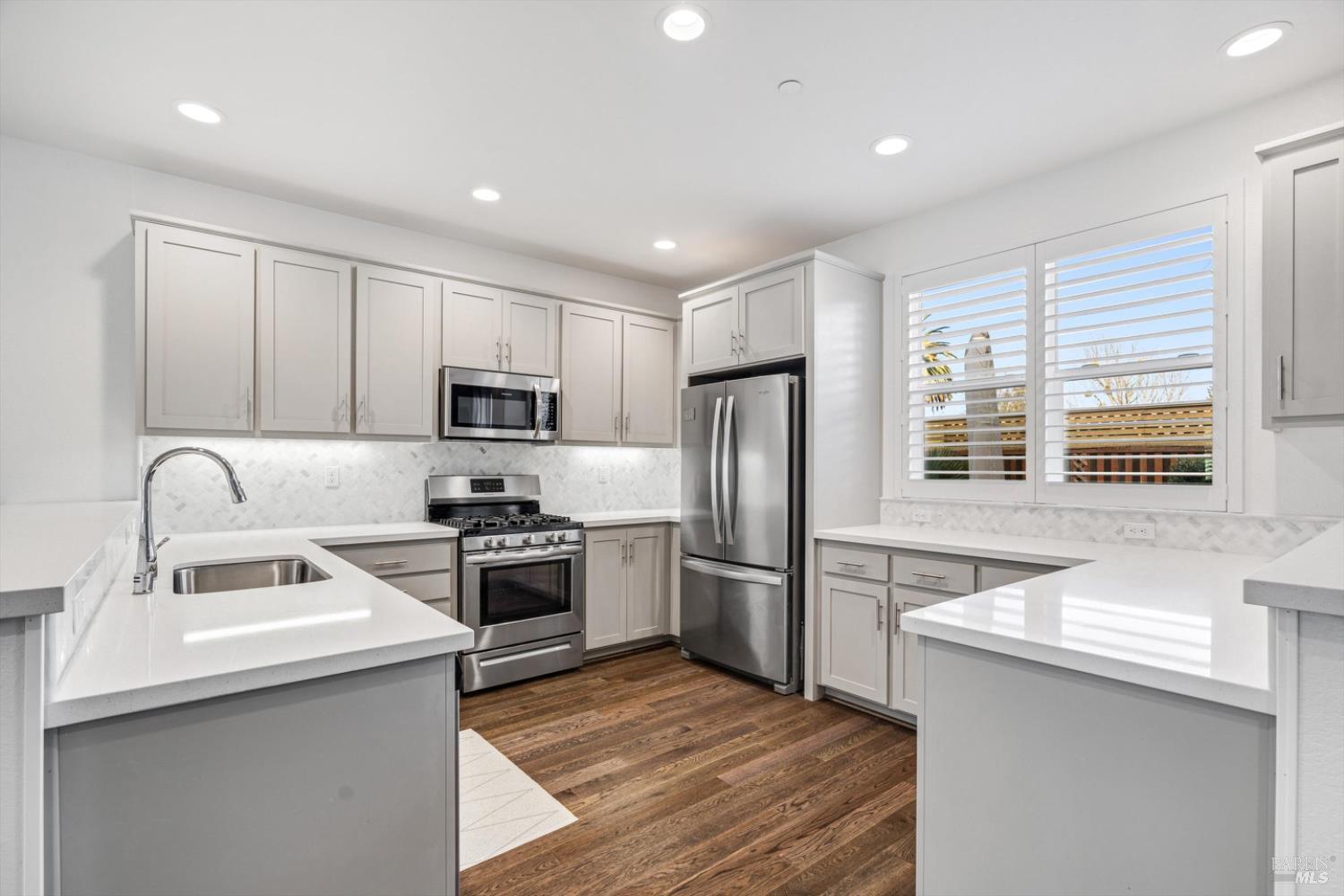 Detail Gallery Image 11 of 29 For 308 Sejong Ln, Santa Rosa,  CA 95403 - 3 Beds | 3 Baths