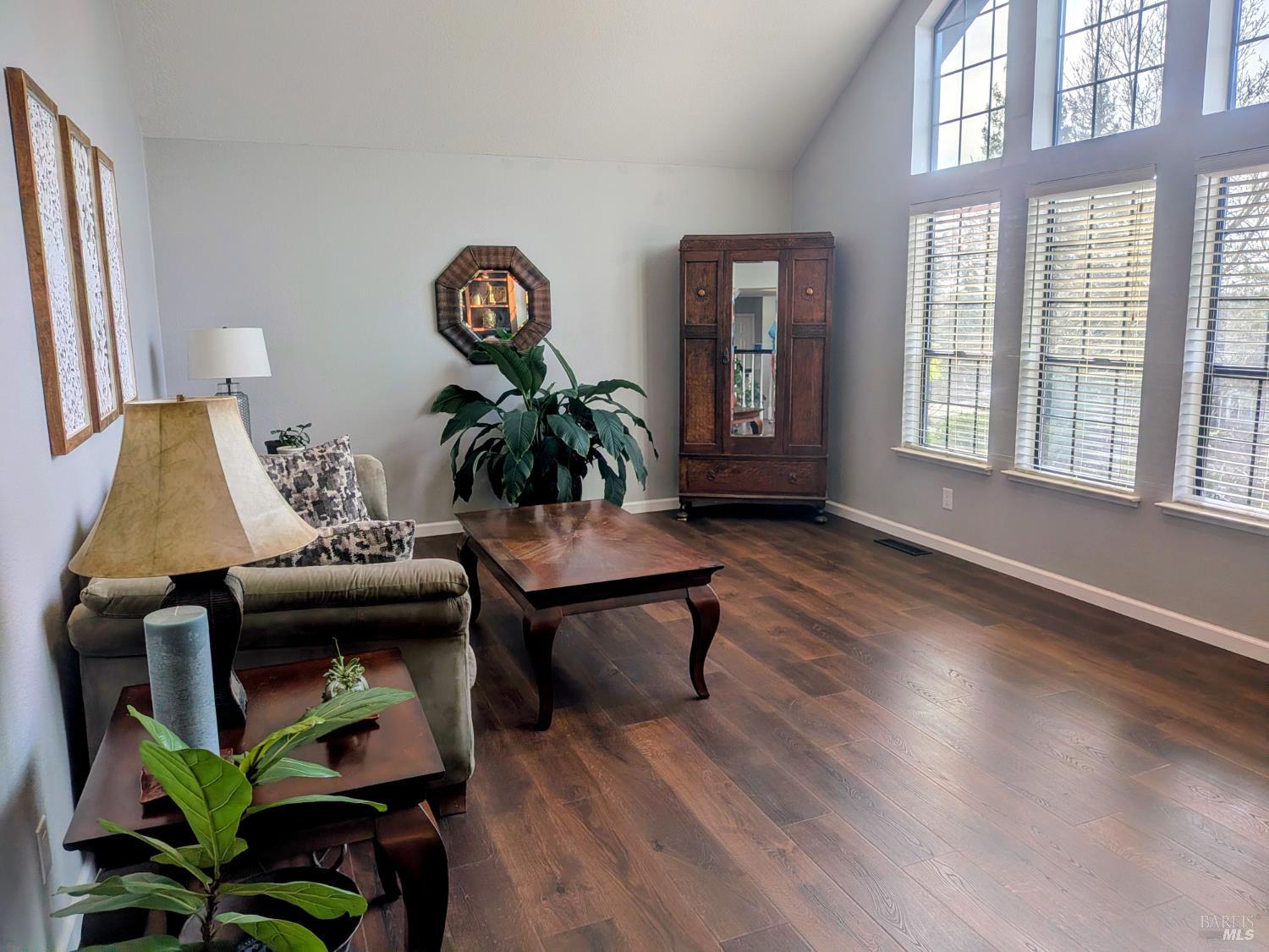 Detail Gallery Image 4 of 35 For 1104 Calistoga Rd, Santa Rosa,  CA 95409 - 3 Beds | 3 Baths