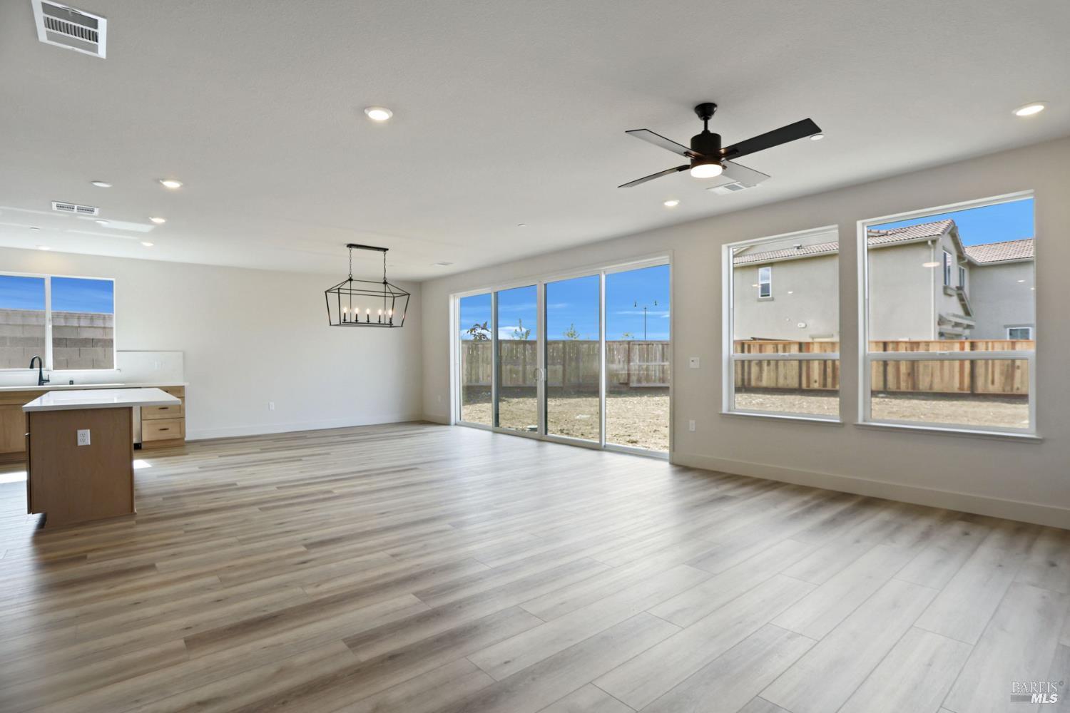 Detail Gallery Image 4 of 37 For 713 Billhook Dr, Vacaville,  CA 95687 - 4 Beds | 2/1 Baths