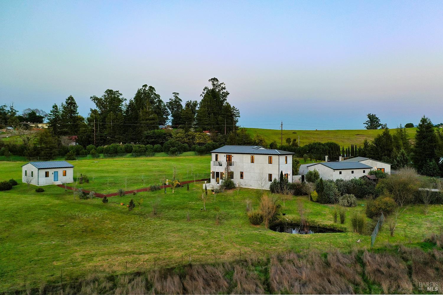 Detail Gallery Image 5 of 75 For 5300 Gravenstein Hwy, Sebastopol,  CA 95472 - 5 Beds | 6/1 Baths