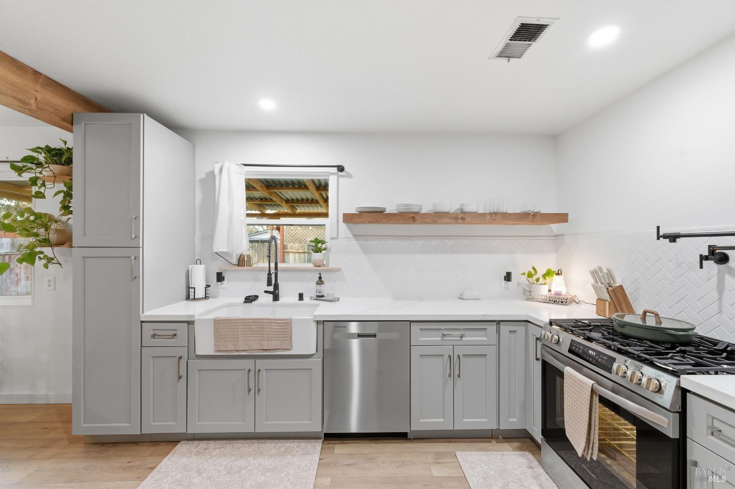 Detail Gallery Image 6 of 42 For 456 Buckeye St, Vacaville,  CA 95688 - 3 Beds | 1 Baths