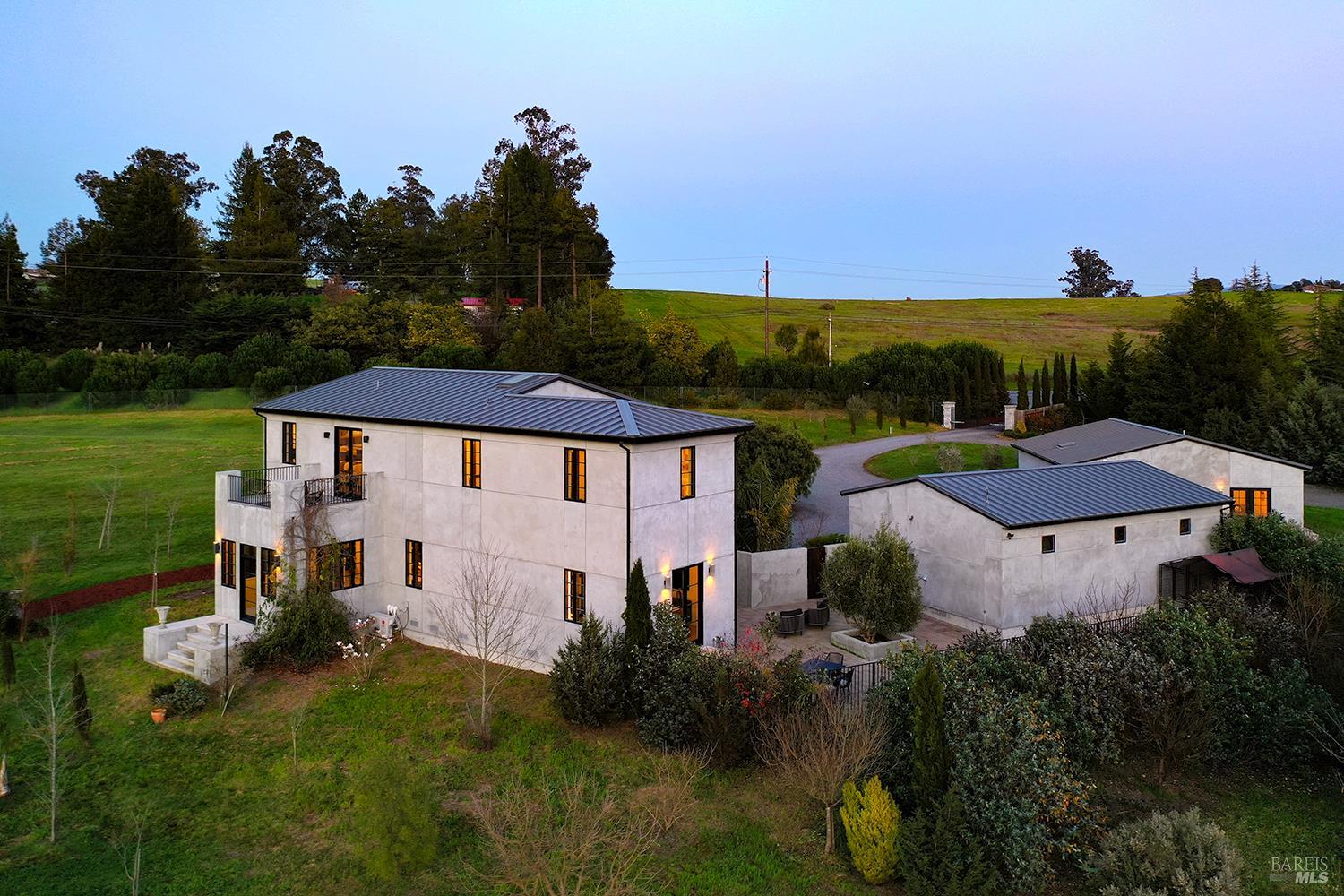 Detail Gallery Image 4 of 75 For 5300 Gravenstein Hwy, Sebastopol,  CA 95472 - 5 Beds | 6/1 Baths