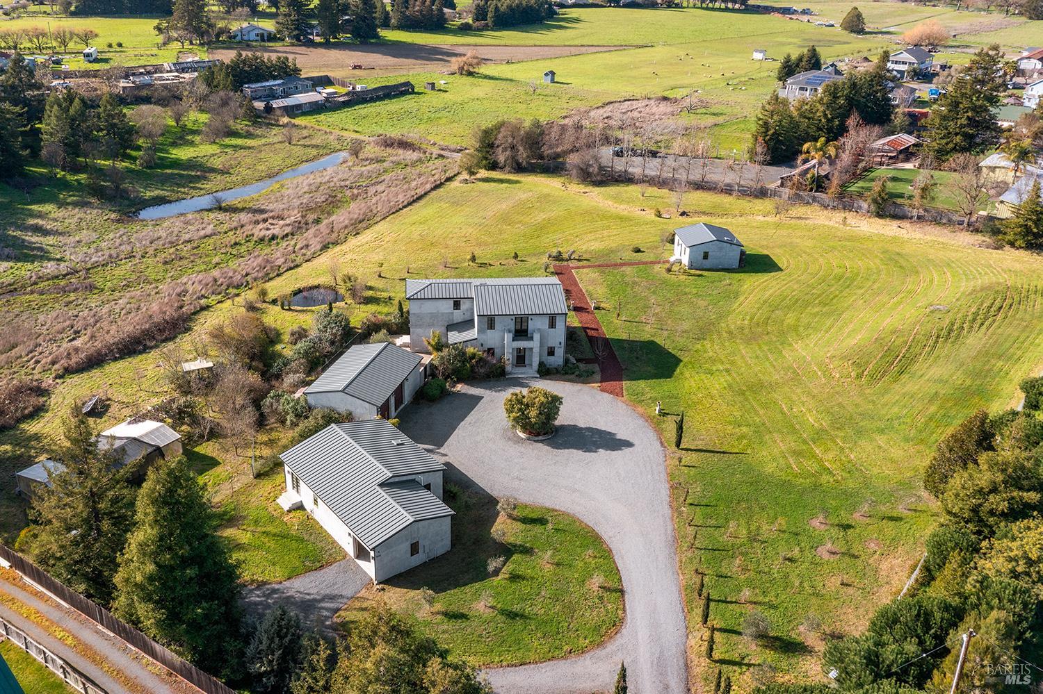 Detail Gallery Image 6 of 75 For 5300 Gravenstein Hwy, Sebastopol,  CA 95472 - 5 Beds | 6/1 Baths