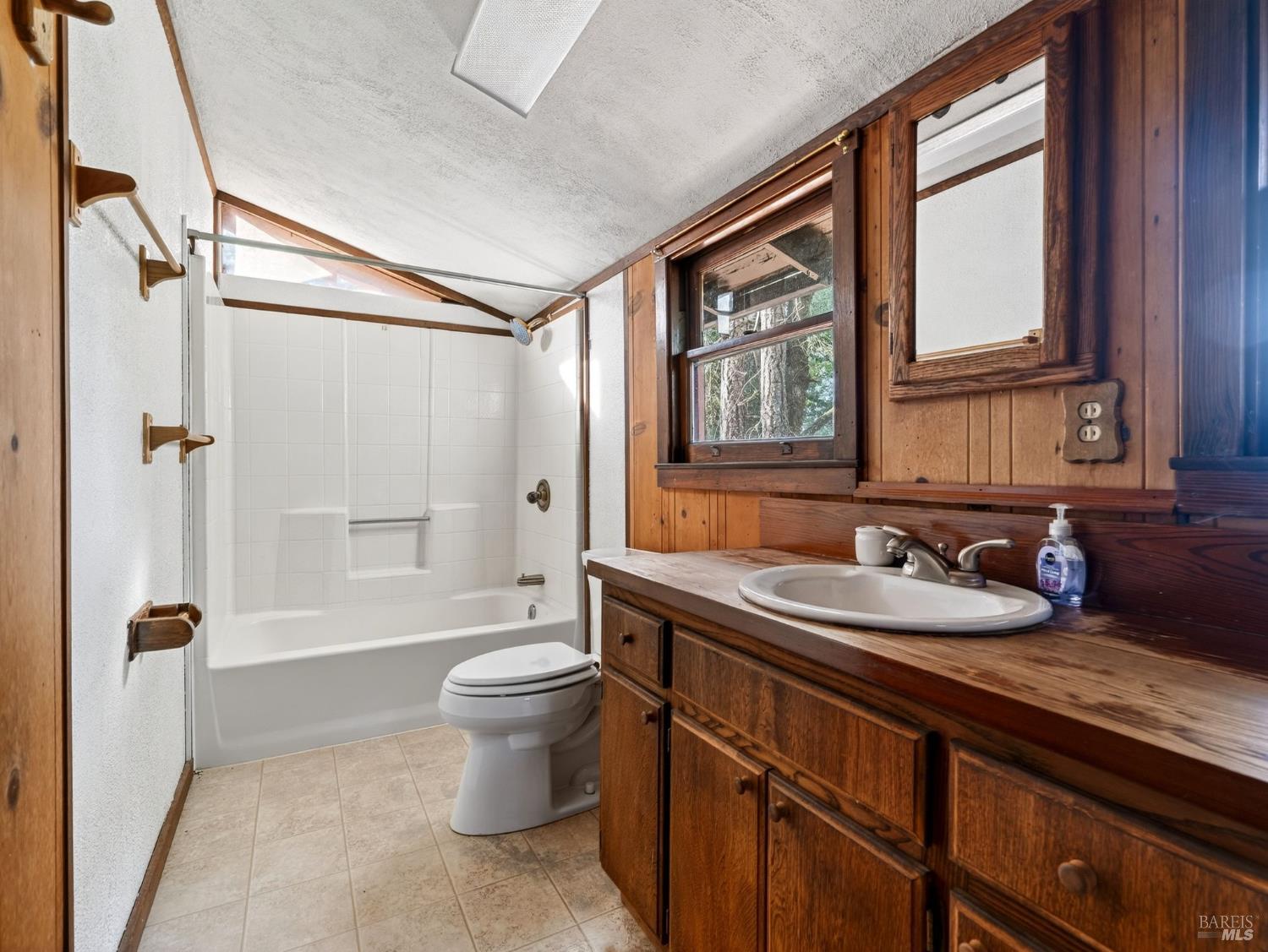 Detail Gallery Image 24 of 52 For 10701 Orr Springs Rd, Ukiah,  CA 95482 - 2 Beds | 1 Baths