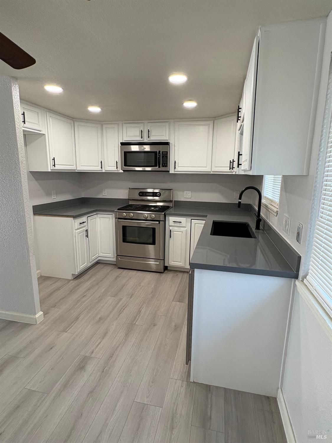 Detail Gallery Image 2 of 10 For 901 Johnson St, Fairfield,  CA 94533 - 3 Beds | 1 Baths