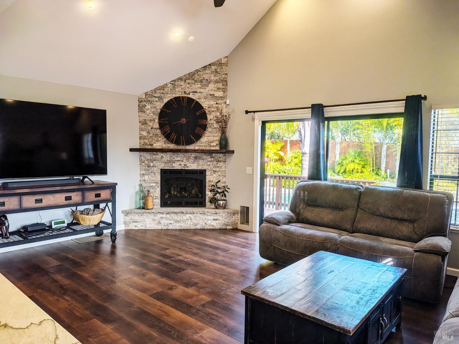 Detail Gallery Image 11 of 35 For 1104 Calistoga Rd, Santa Rosa,  CA 95409 - 3 Beds | 3 Baths