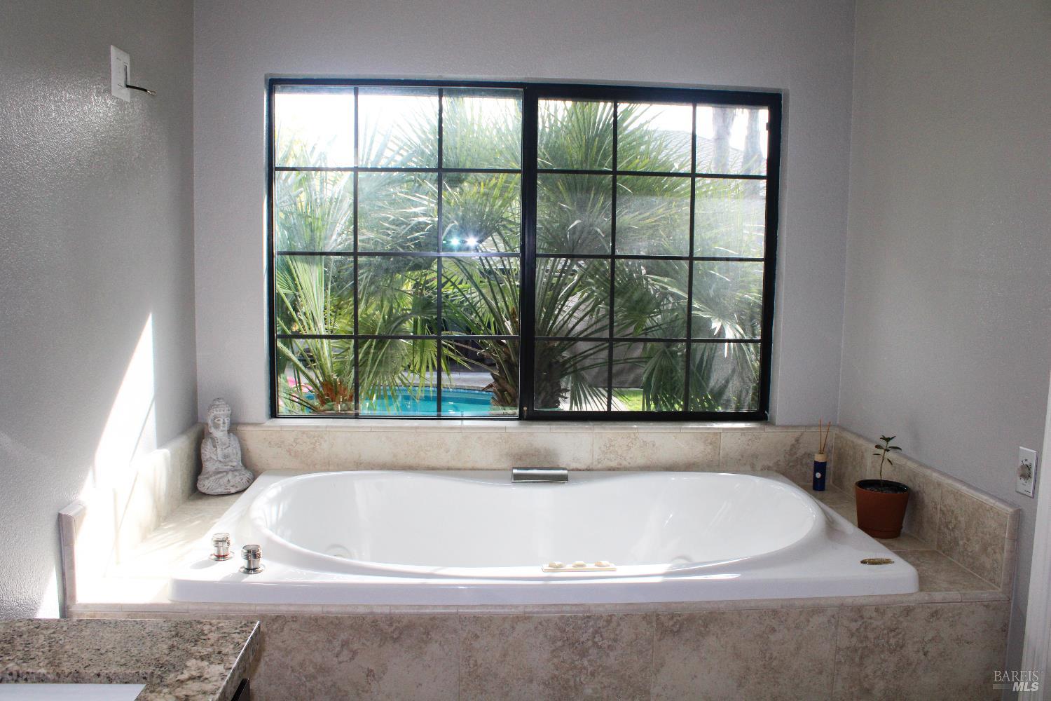 Detail Gallery Image 17 of 35 For 1104 Calistoga Rd, Santa Rosa,  CA 95409 - 3 Beds | 3 Baths