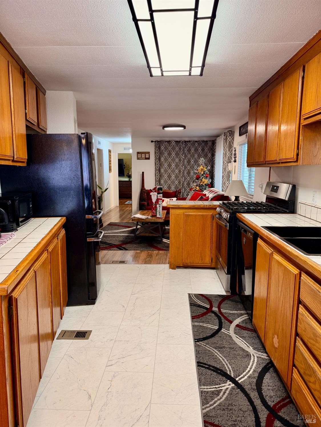 Detail Gallery Image 9 of 28 For 314 San Marcus Dr, Vallejo,  CA 94590 - 3 Beds | 2 Baths