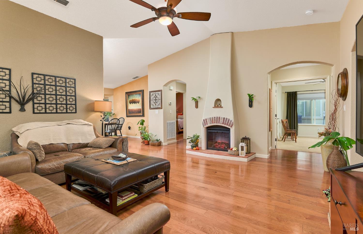 Detail Gallery Image 3 of 31 For 402 Riverwood Ln, Rio Vista,  CA 94571 - 2 Beds | 2 Baths