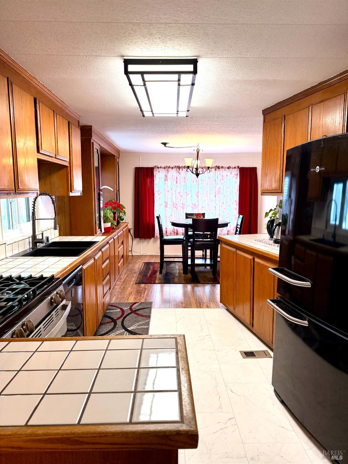 Detail Gallery Image 8 of 28 For 314 San Marcus Dr, Vallejo,  CA 94590 - 3 Beds | 2 Baths