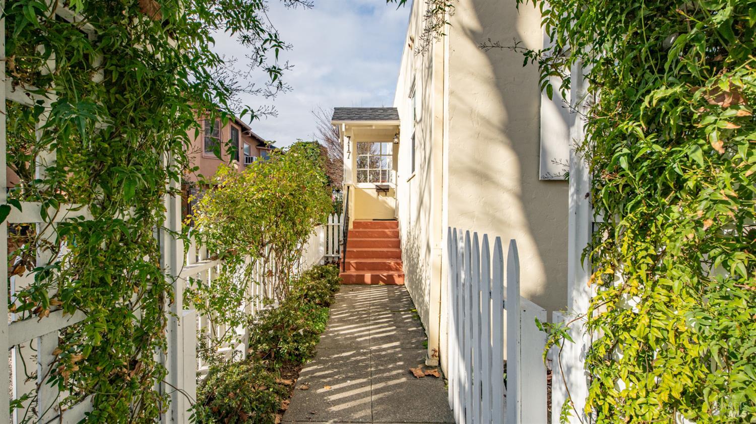 Detail Gallery Image 2 of 28 For 717 C St, San Rafael,  CA 94901 - 2 Beds | 1 Baths