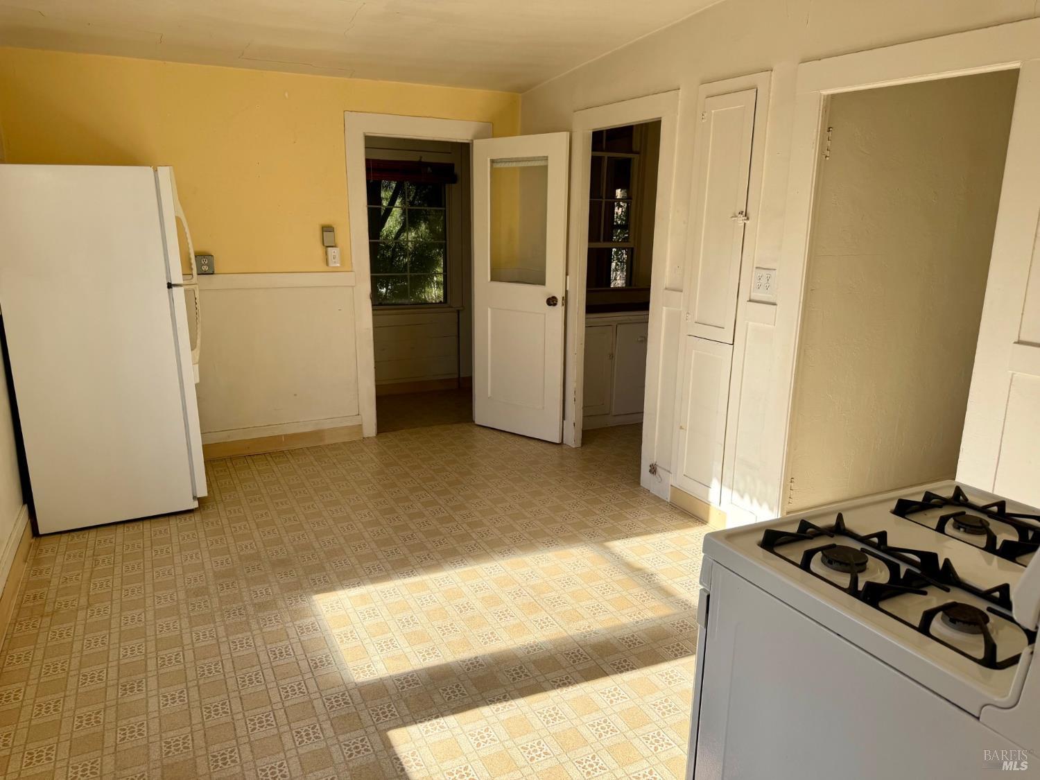 Detail Gallery Image 6 of 14 For 618 E St, Petaluma,  CA 94952 - 2 Beds | 2 Baths