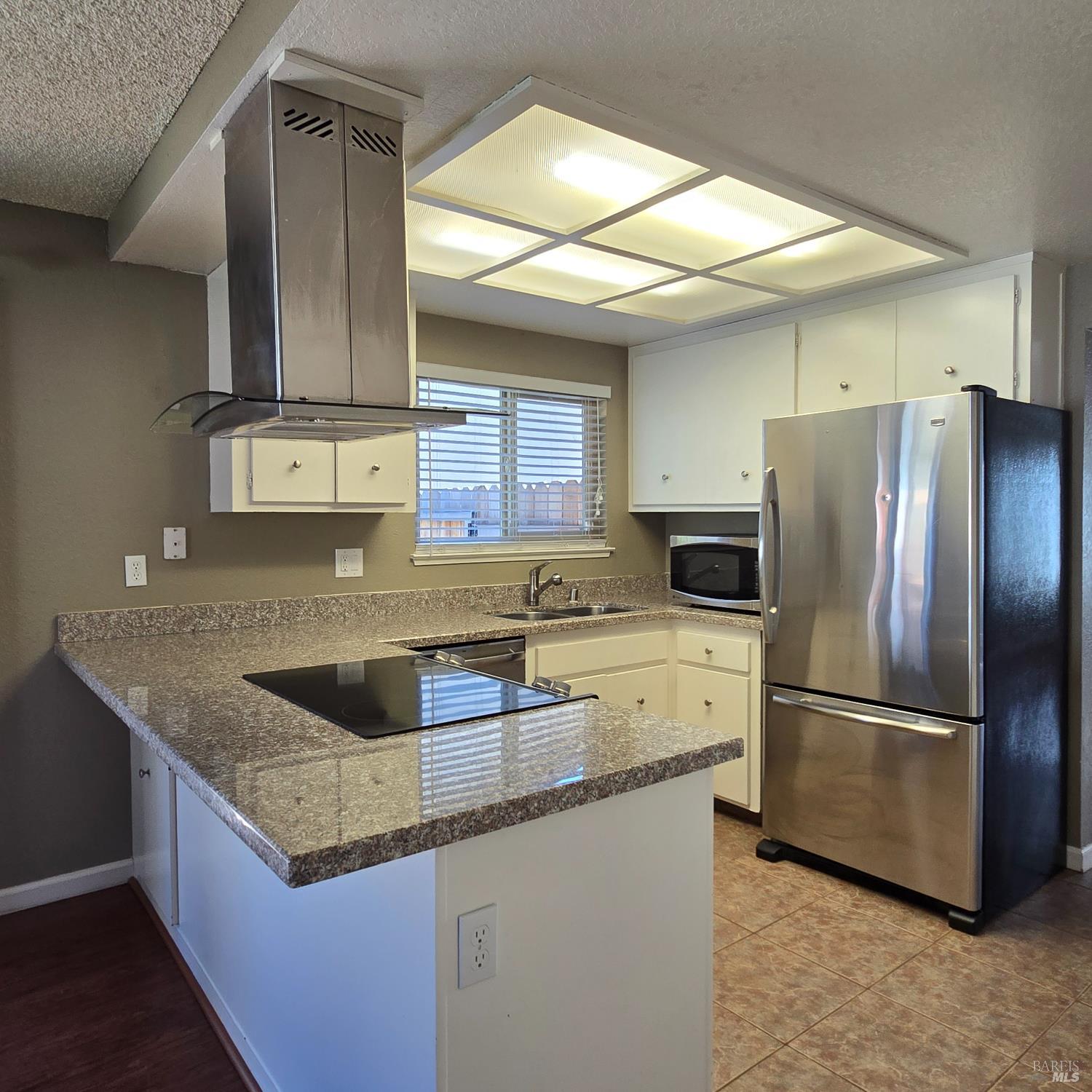 Detail Gallery Image 3 of 11 For 2031 California Dr, Vacaville,  CA 95687 - 2 Beds | 2 Baths