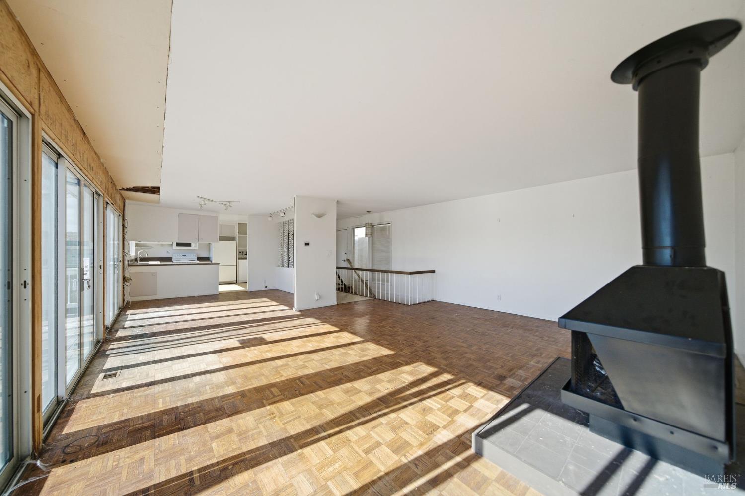 Detail Gallery Image 4 of 22 For 101 Round Hill Rd, Tiburon,  CA 94920 - 3 Beds | 1/1 Baths