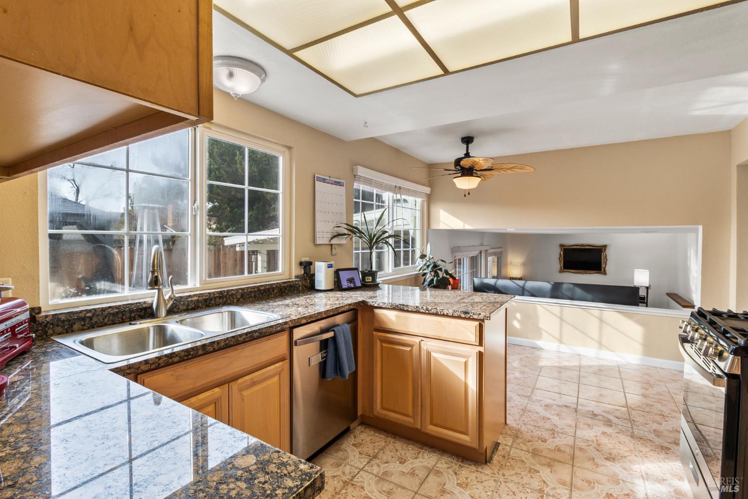 Detail Gallery Image 11 of 50 For 160 Bristol Dr, Vacaville,  CA 95687 - 4 Beds | 2/1 Baths